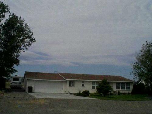 Boardman Oregon home with Columbia River view